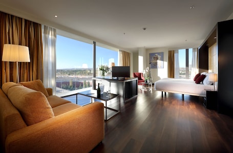 Ropa de cama de alta calidad, cubrecamas y minibar