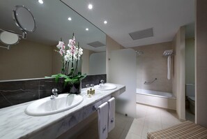  milieuvriendelijk toiletgerief, een haardroger, een bidet, handdoeken