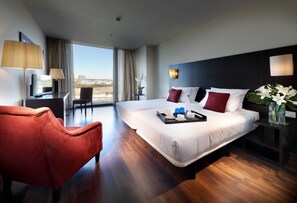 Premium bedding, down duvets, minibar, in-room safe - Hotel Eurostars Zaragoza (Zaragoza)