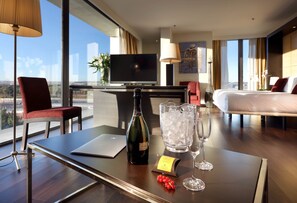 Suite (2 pax) | Premium bedding, down duvets, minibar, in-room safe - Hotel Eurostars Zaragoza (Zaragoza)