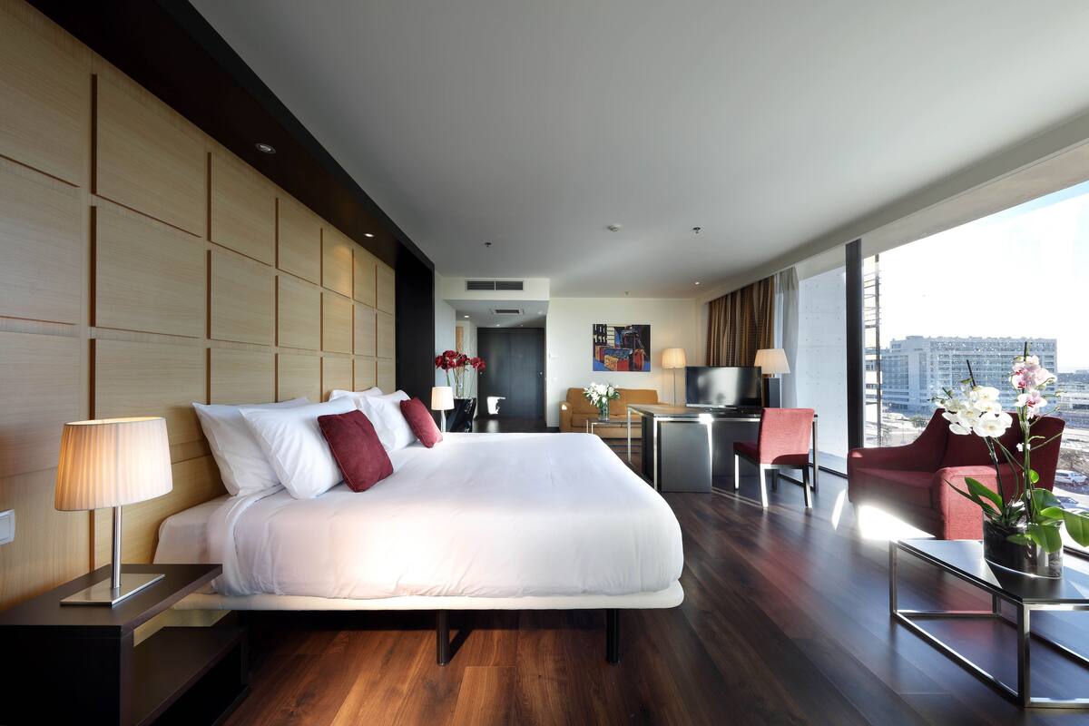 Suite (2 pax) | Luxe beddengoed, donsdekens, een minibar, een kluis op de kamer