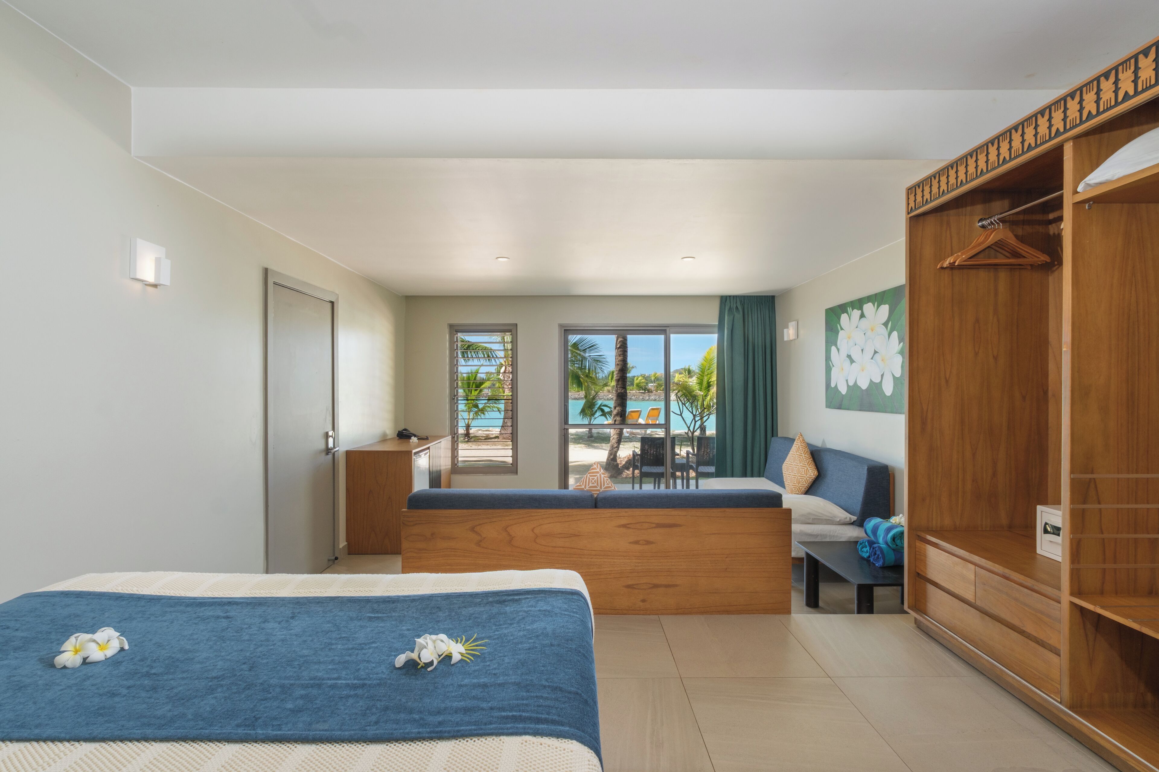 Beachfront Hotel Room | Coin séjour | Table de tennis de table, livres