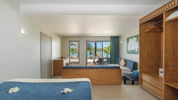 Beachfront Hotel Room | Coin séjour | Table de tennis de table, livres