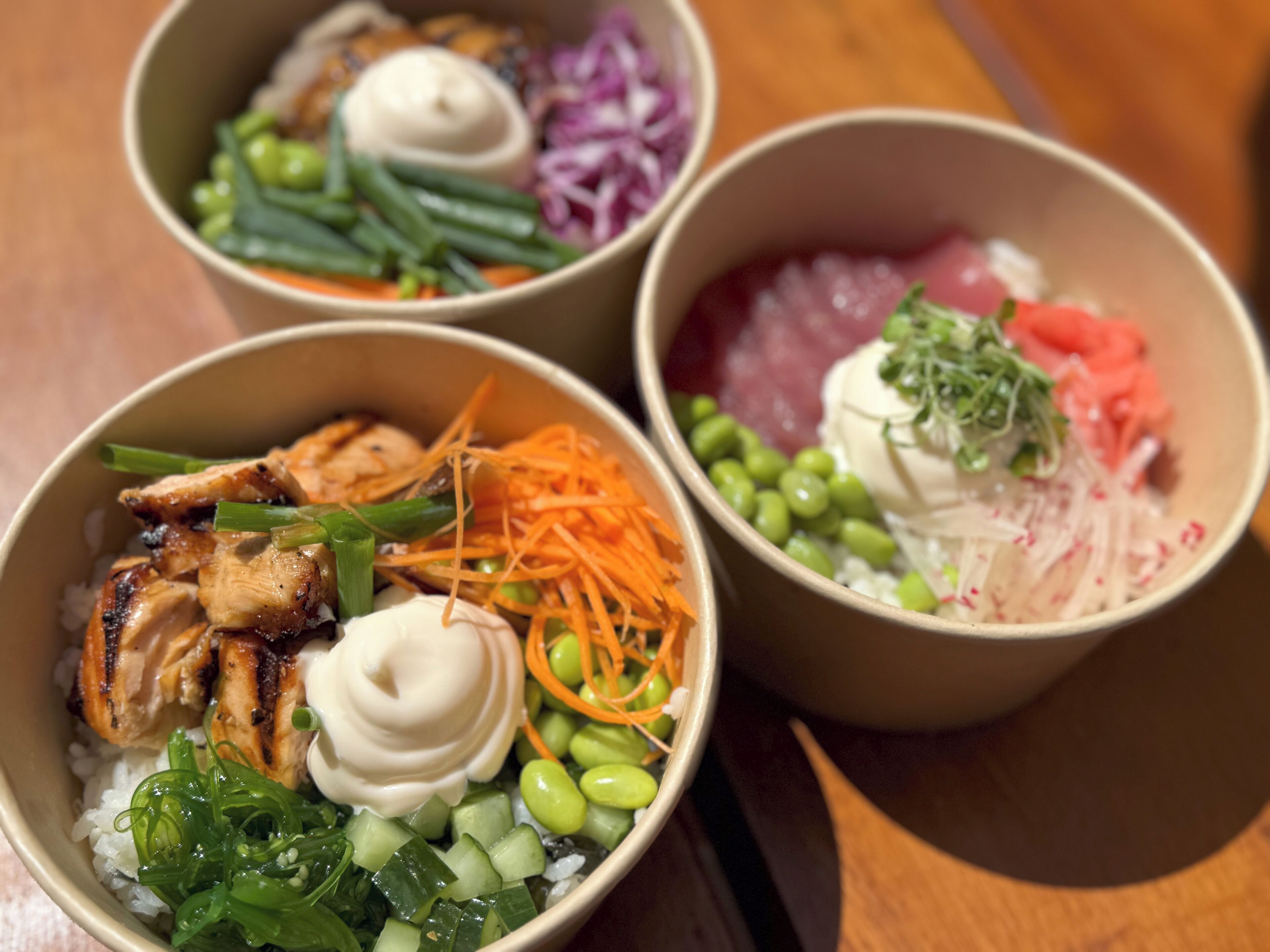 Tres recipientes con diferentes ingredientes.