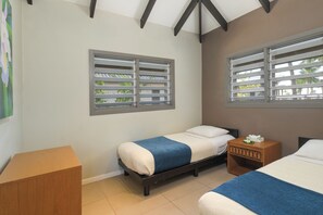 Bungalow, 2 phòng ngủ, khu vực vườn | Két bảo mật tại phòng, bàn, màn/rèm cản sáng, bàn ủi/dụng cụ ủi quần áo 