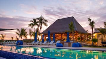 4 outdoor pools, open 8:00 AM to 6:00 PM, sun loungers