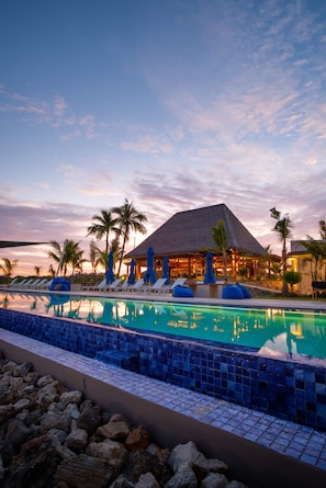 4 개의 야외 수영장, 08:00 ~ 18:00 오픈, 일광욕 의자