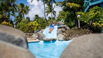 4 outdoor pools, open 8:00 AM to 6:00 PM, sun loungers