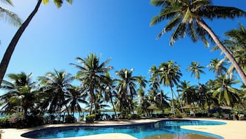 4 piscinas externas, funciona das 8h às 18h, espreguiçadeiras