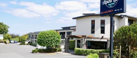 Vista frontal de la propiedad