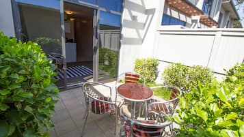 Suite, 1 King-Bett, Whirlpool, zum Innenhof hin | Terrasse/Patio