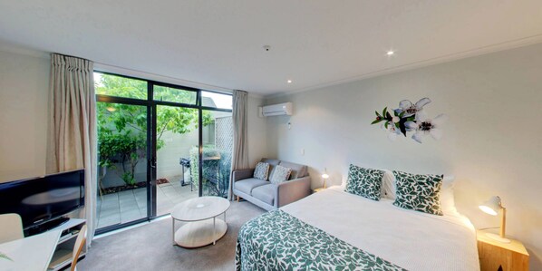 Family BBQ and Spa Suite