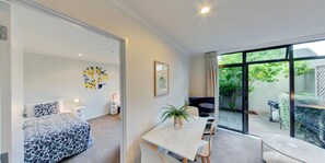Family BBQ and Spa Suite | Premium bedding, soundproofing, iron/ironing board, free WiFi - Alpine Lake Motor Lodge (Taupo)
