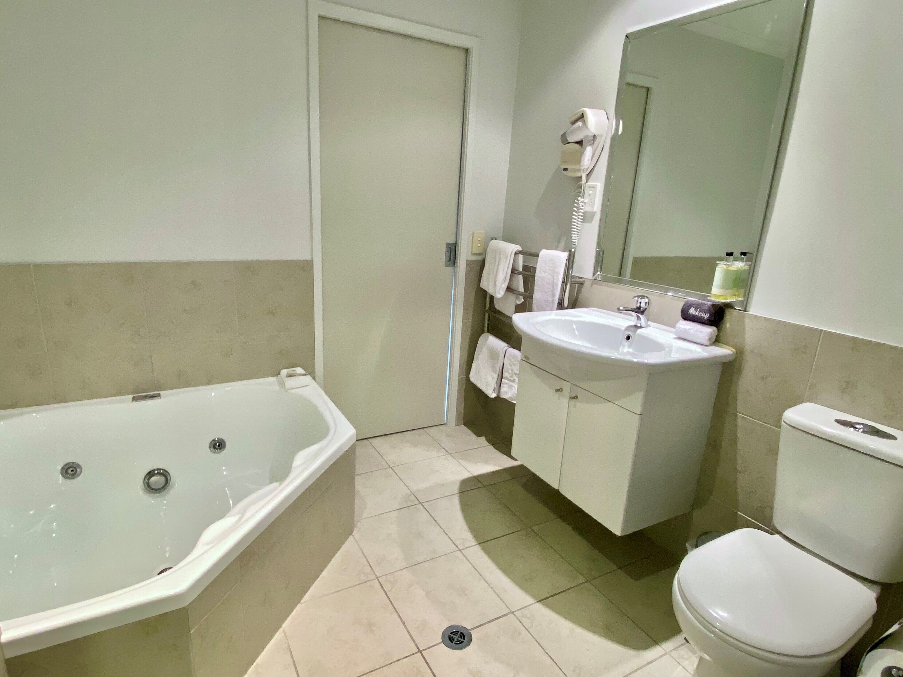 Phòng Suite, 1 giư ờng cỡ king, bồn tắm thủy lực, khu vực sân vườn | Phòng tắm | Đồ dùng nhà tắm thân thiện với môi trường, máy sấy tóc, khăn tắm 
