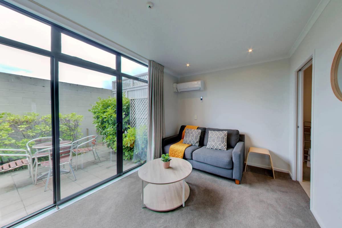 Suite, 1 King-Bett, Whirlpool, zum Innenhof hin | Wohnbereich