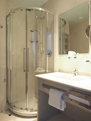 Doppia Uso Singolo | Bathroom | Shower, rainfall showerhead, free toiletries, hair dryer - Dado Hotel International (Parma)