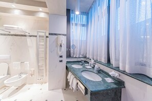 Suite | Bathroom | Shower, rainfall showerhead, free toiletries, hair dryer - Dado Hotel International (Parma)