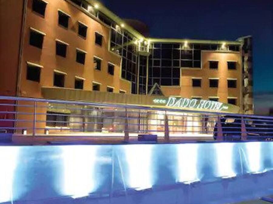 Voorkant accommodatie - avond/nacht