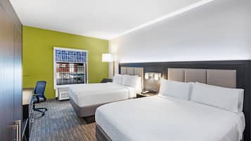 1 kamar tidur, brankas, meja kerja, dan tirai kedap cahaya