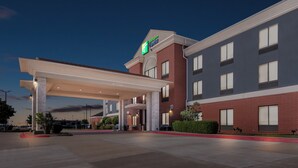 Un hôtel Holiday Inn Express doté d’un parking couvert, de plusieurs entrées et d’une façade en briques.