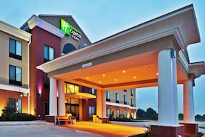 A Holiday Inn Express & Suites hotel with a covered entrance and a clear sign. - Holiday Inn Express & Suites Perry by IHG (Perry)