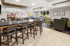 Free buffet breakfast - Holiday Inn Express Suites Sumner by IHG (Sumner)