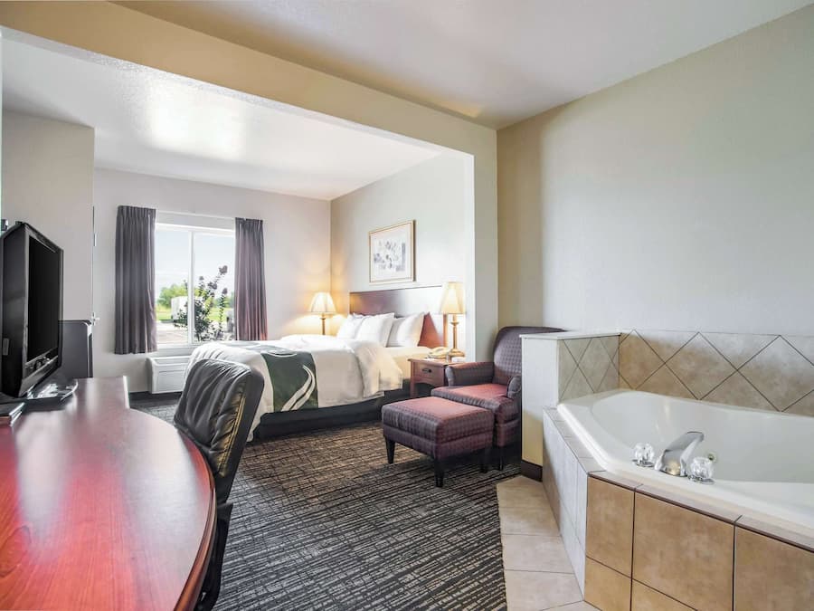Suite, 1 King Bed, Non Smoking, Jetted Tub | Free WiFi, bed sheets