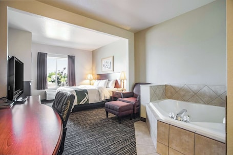 Suite, 1 King Bed, Non Smoking, Jetted Tub | Free WiFi, bed sheets. Quality Inn Parsons North