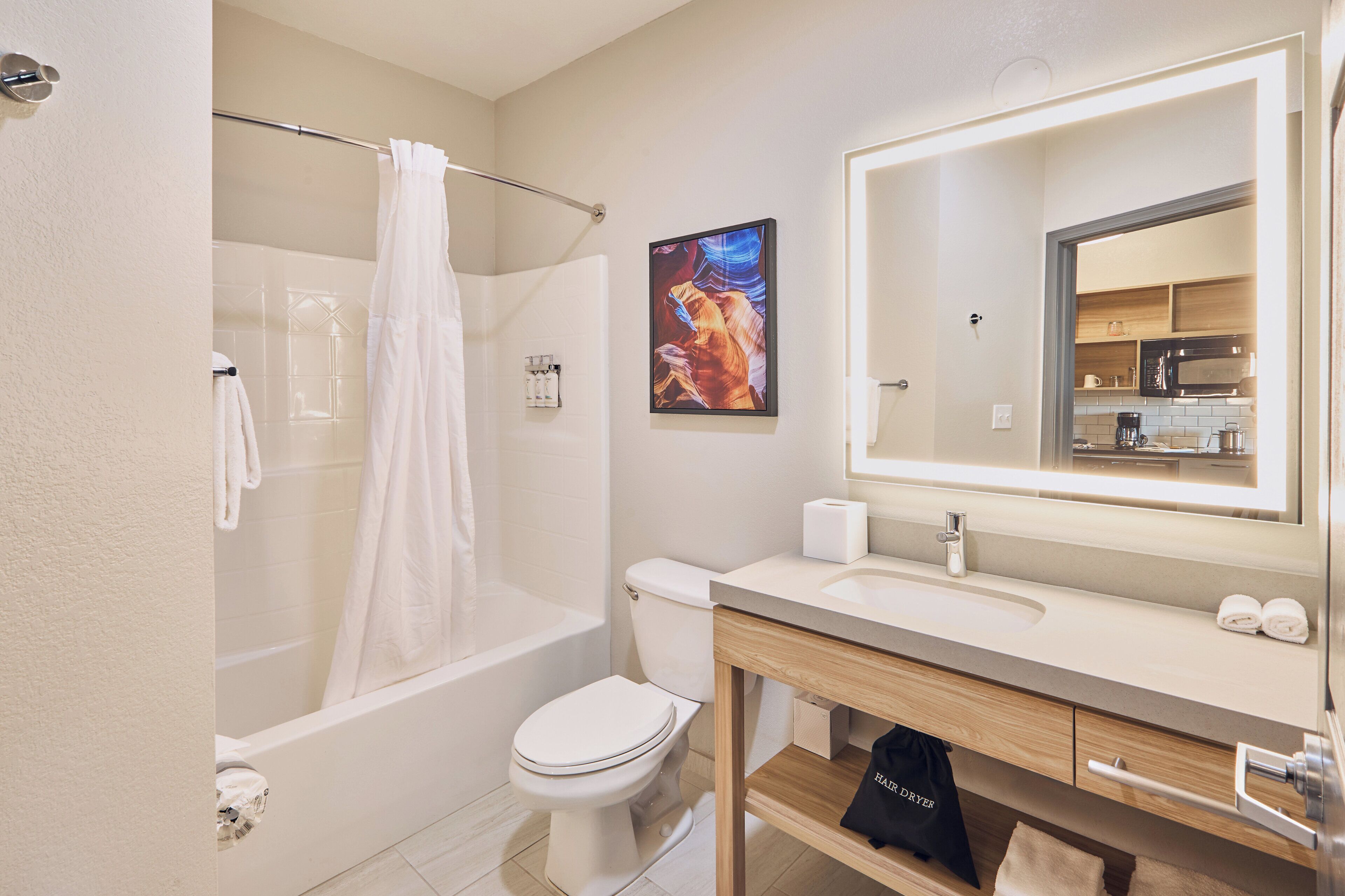 Un baño moderno con bañera, inodoro y lavabo.