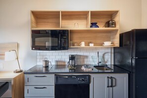 Suite estudio, 1 cama Queen size, para no fumadores | 1 habitación, ropa de cama de alta calidad y edredón 