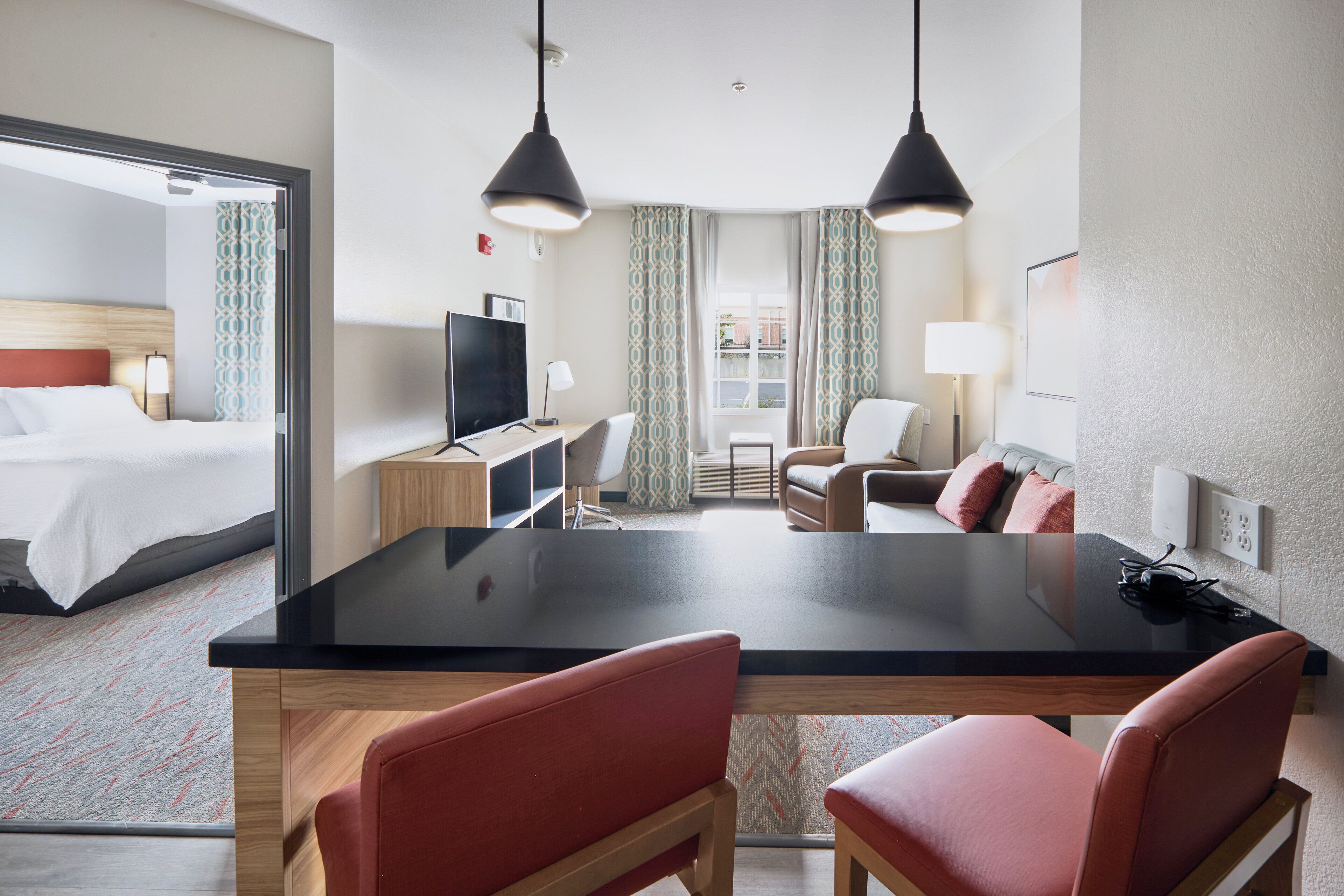 Suite, 1 soverom, tilgjengelighetstilpasset | Sengetøy av topp kvalitet, dundyner og senger med overmadrass