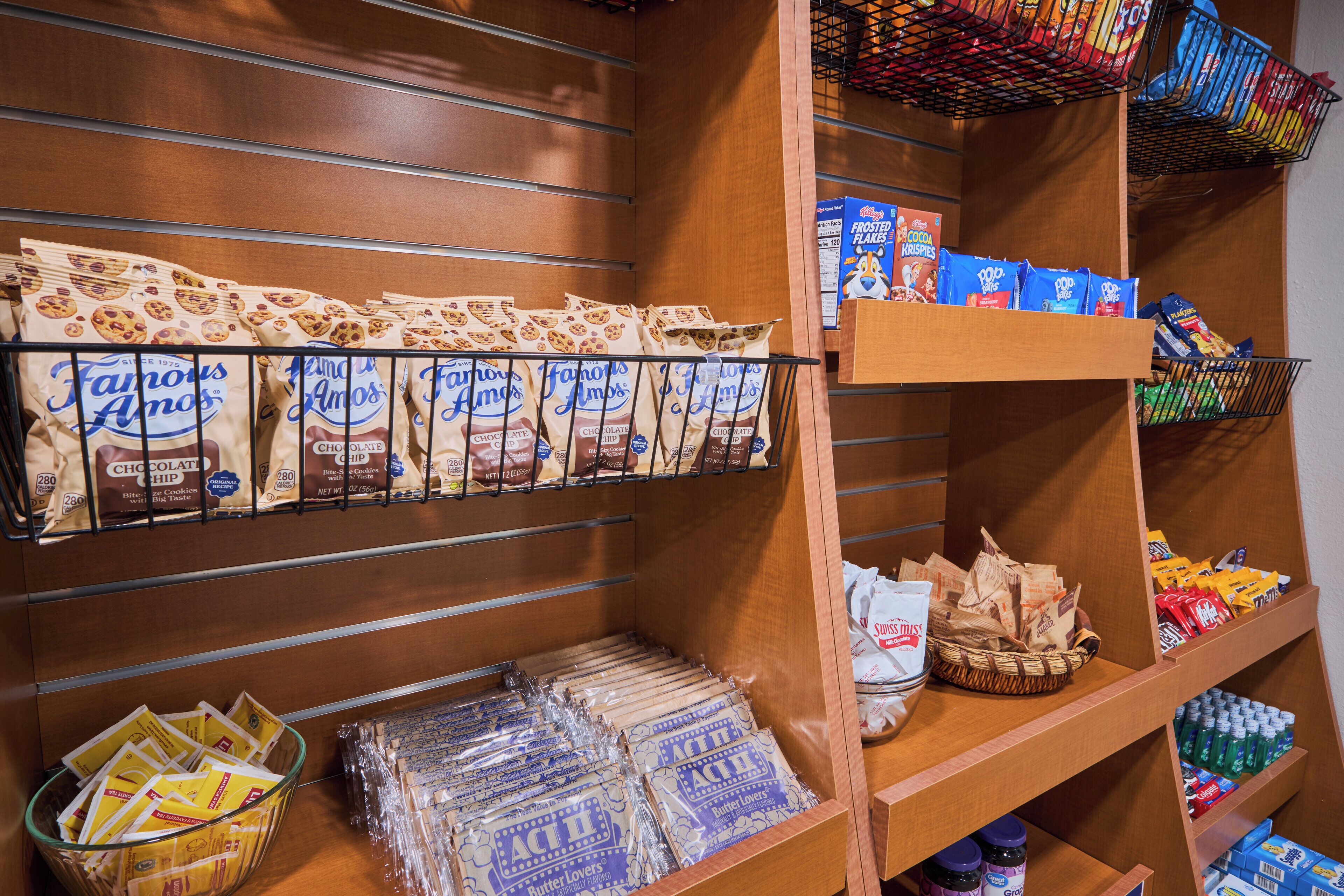 Estante de tienda repleto de diversos productos de snacks, como papas fritas y galletas.
