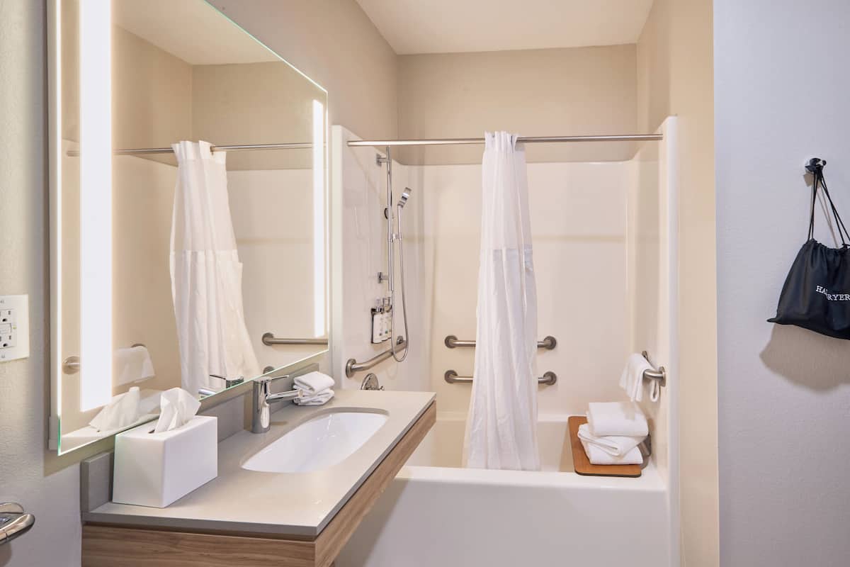 Sviitti, 1 makuuhuone, esteetön | 1 makuuhuone, ylelliset vuodevaatteet, untuvapeitot