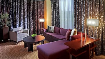 Suite, 1 King-Bett | Wohnzimmer