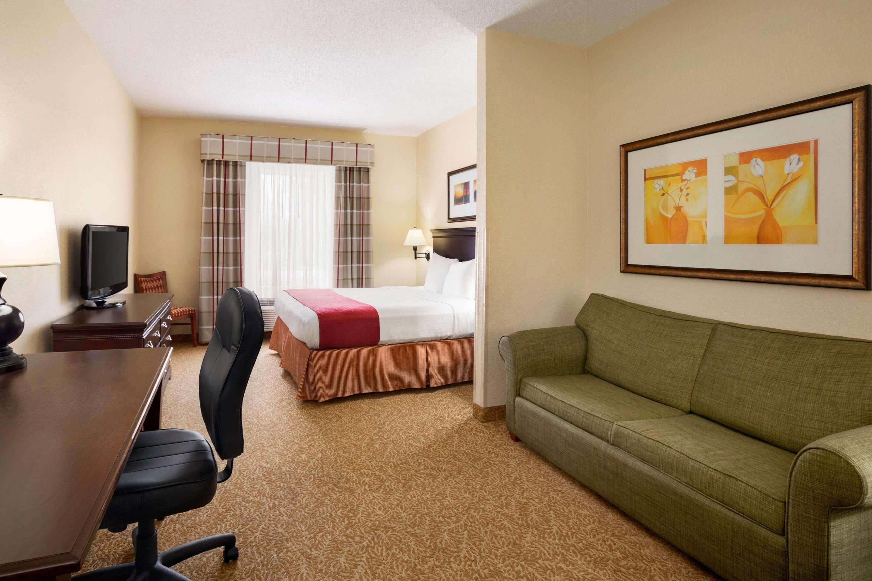 Studio Suite, 1 King Bed, Non Smoking | Premium bedding, desk, blackout drapes, iron/ironing board