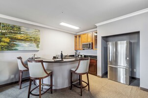 高级房, 1 张特大床和 1 张沙发床 (Premium King Room) | 高档床上用品、加厚床垫、客房内保险箱、办公桌