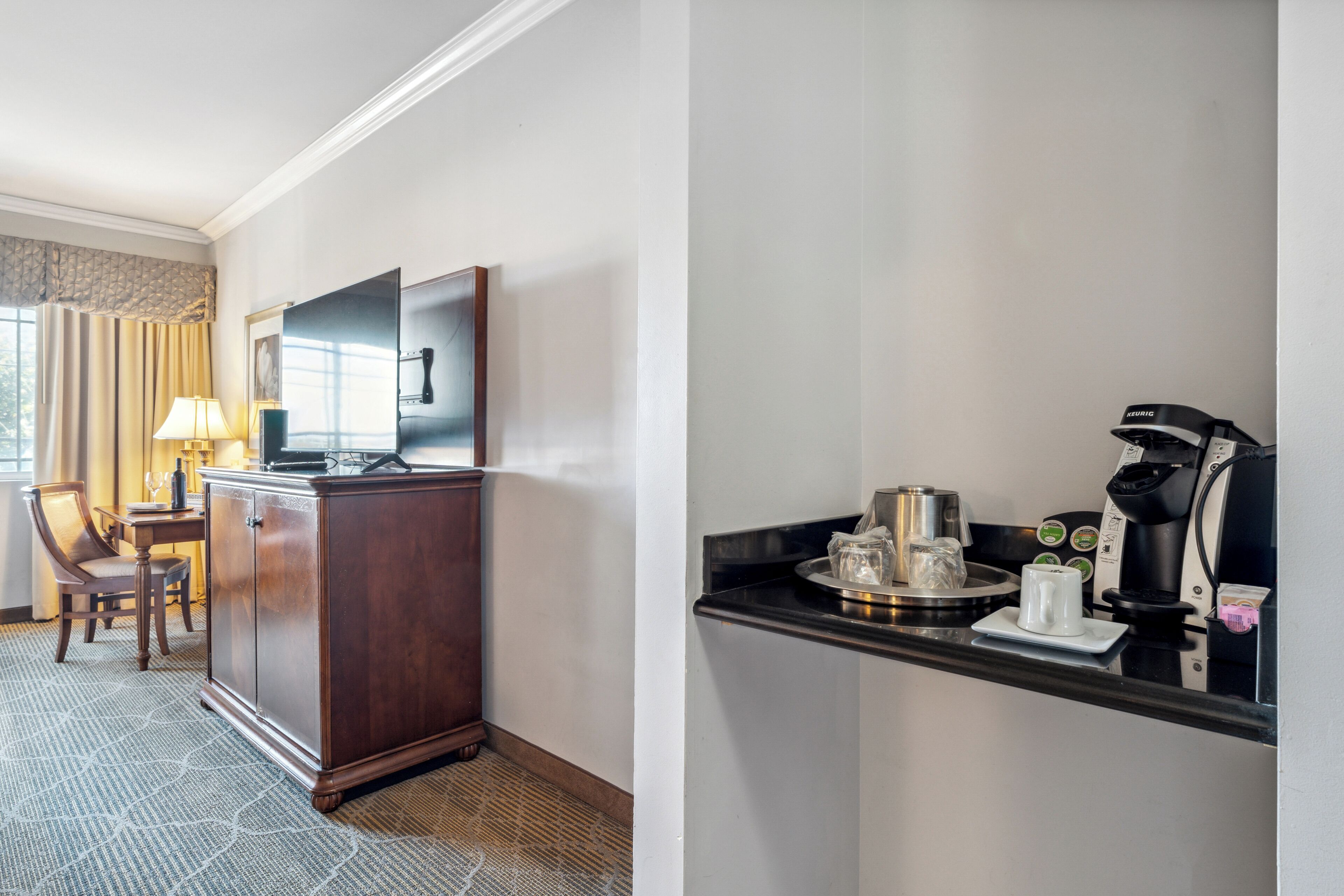 premium room (premium king room) | 1 bedroom, premium bedding, pillow-top beds, in-room safe