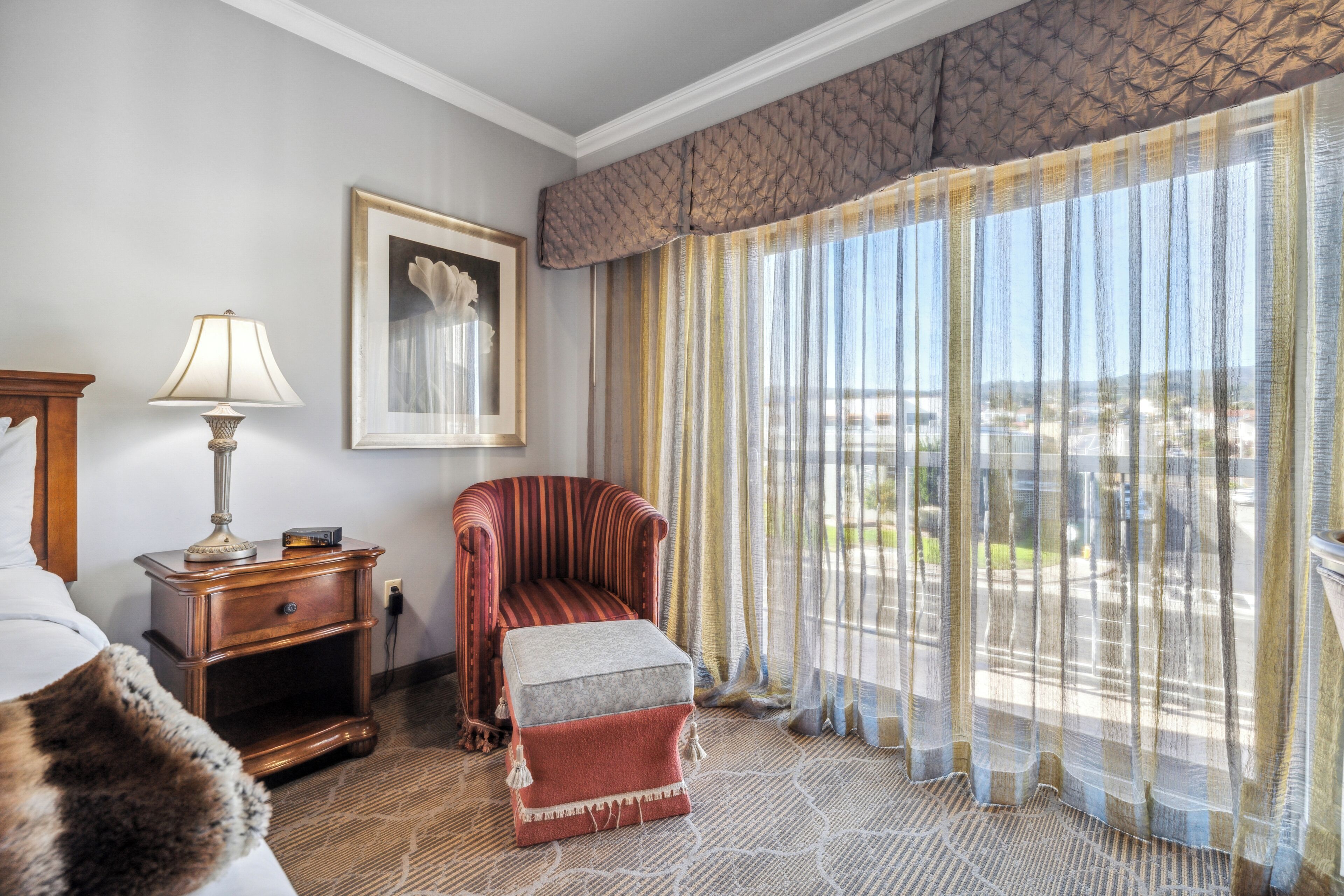 deluxe king room | 1 bedroom, premium bedding, pillow-top beds, in-room safe