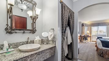 Habitación doble Premium, 1 cama Queen size y sofá cama, refrigerador y microondas | Baño | Tina con regadera, amenidades de baño de diseñador, secadora de cabello