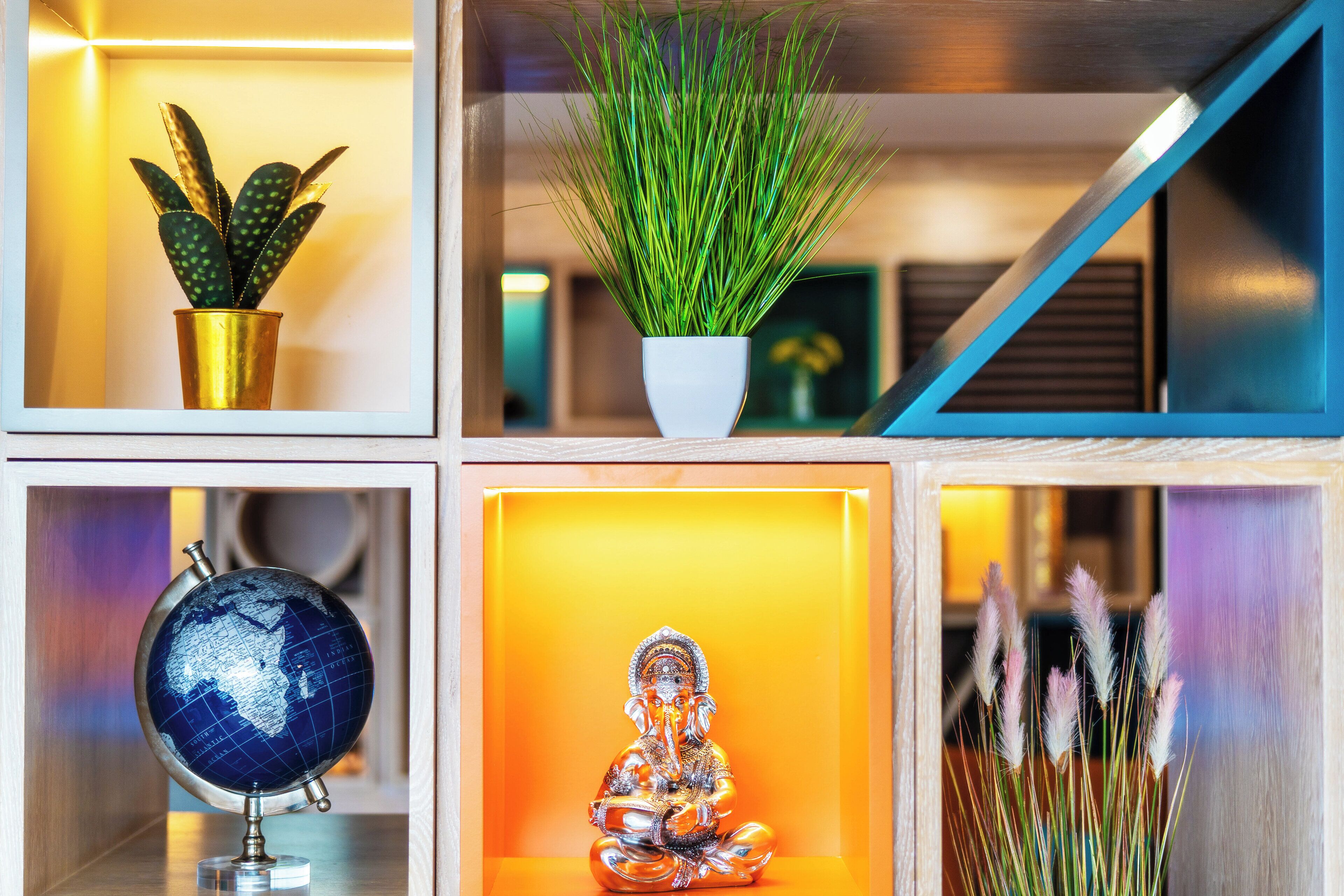 Una habitación con un globo terráqueo, una estatua y plantas.