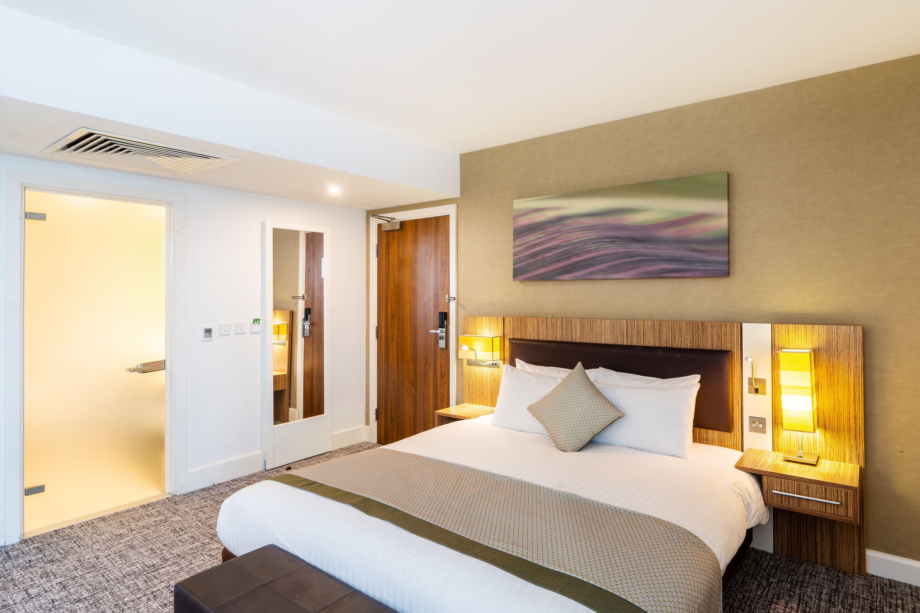 Premium Room, 1 Queen Bed | In-room safe, desk, blackout curtains, iron/ironing board