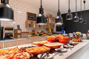 Breakfast (GBP 13.95 per person)