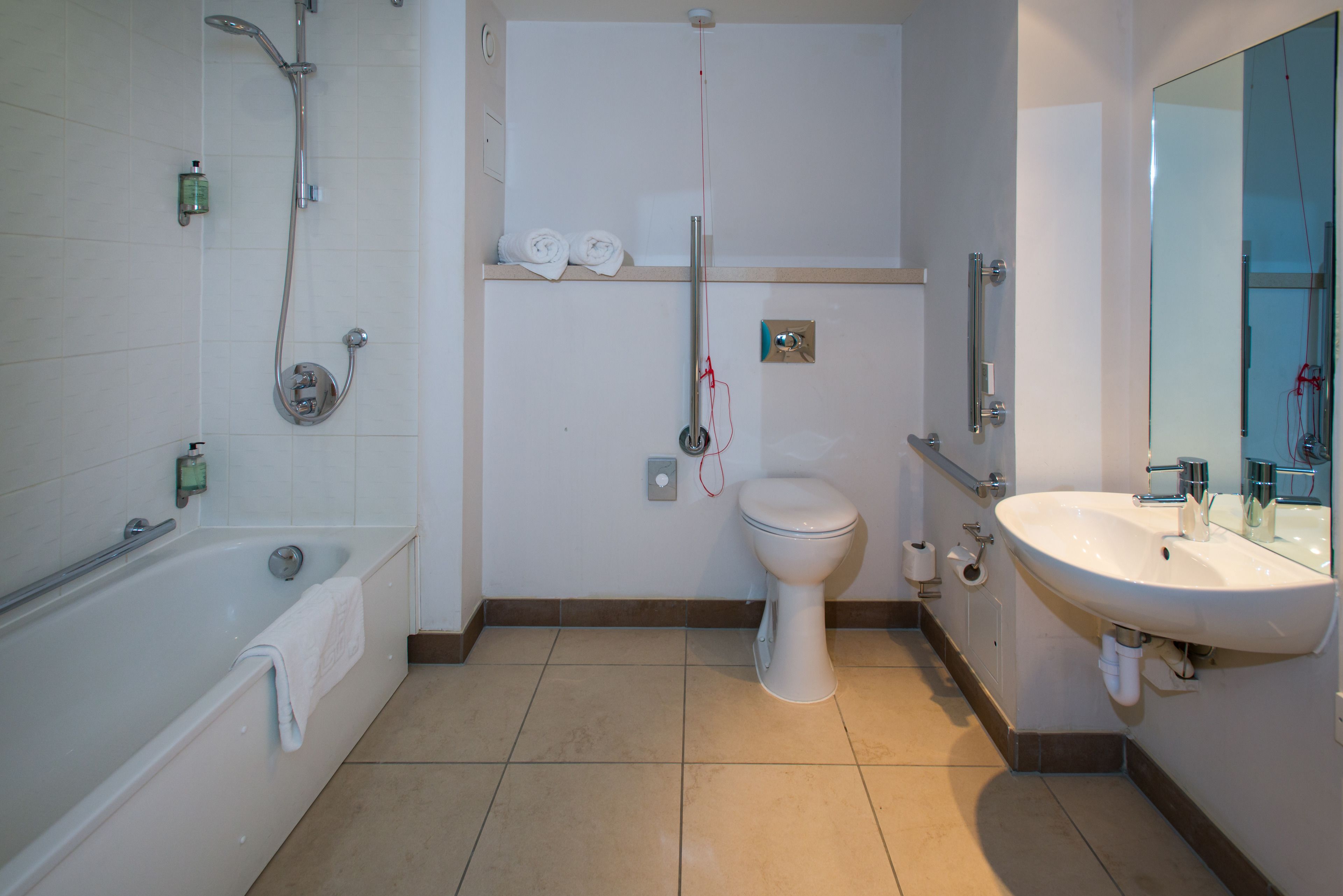 Un baño con bañera, inodoro y lavamanos.