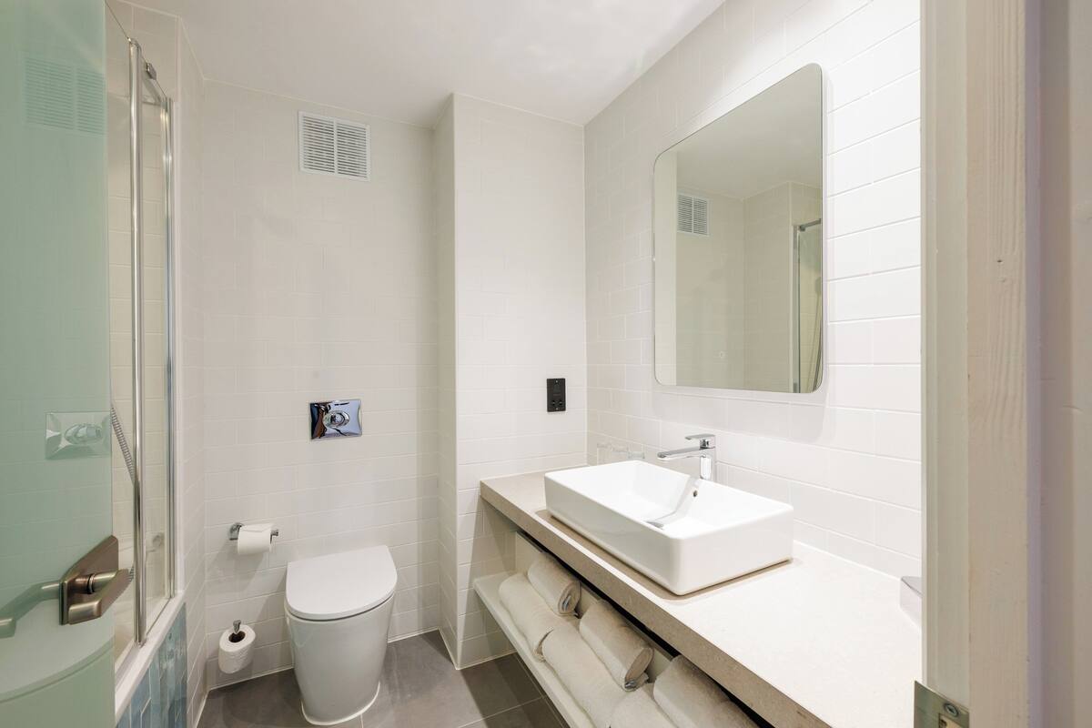 Standard Room | In-room safe, desk, blackout drapes, iron/ironing board
