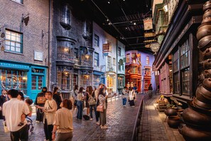 Une rue intérieure animée, bordée de boutiques et dotée d’un chemin pavé.