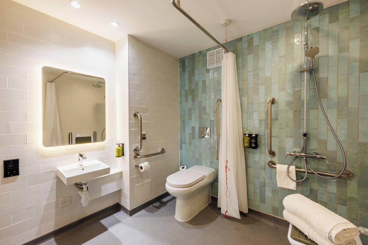 Standard Room, 1 King Bed, Accessible (Walk-In Shower) | In-room safe, desk, blackout drapes, iron/ironing board