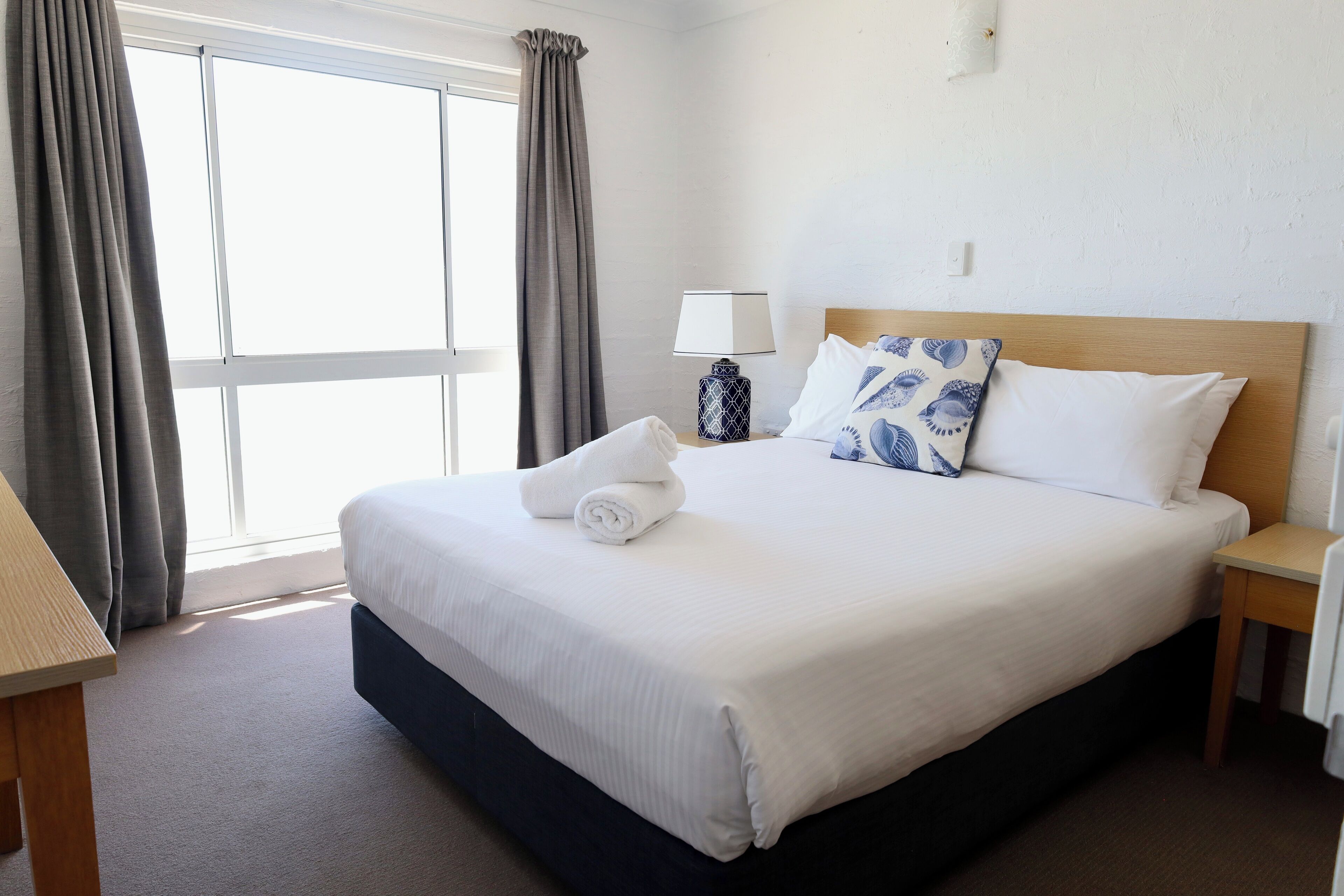 Leilighet – deluxe, 2 soverom, havutsikt | Blendingsgardiner, strykejern/-brett, wi-fi (inkludert) og sengetøy