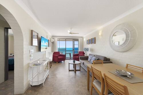 Deluxe Two Bedroom Apartment Ocean View | Living area | TV, books