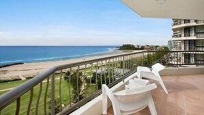 Un balcon avec vue sur la plage et l’océan.
