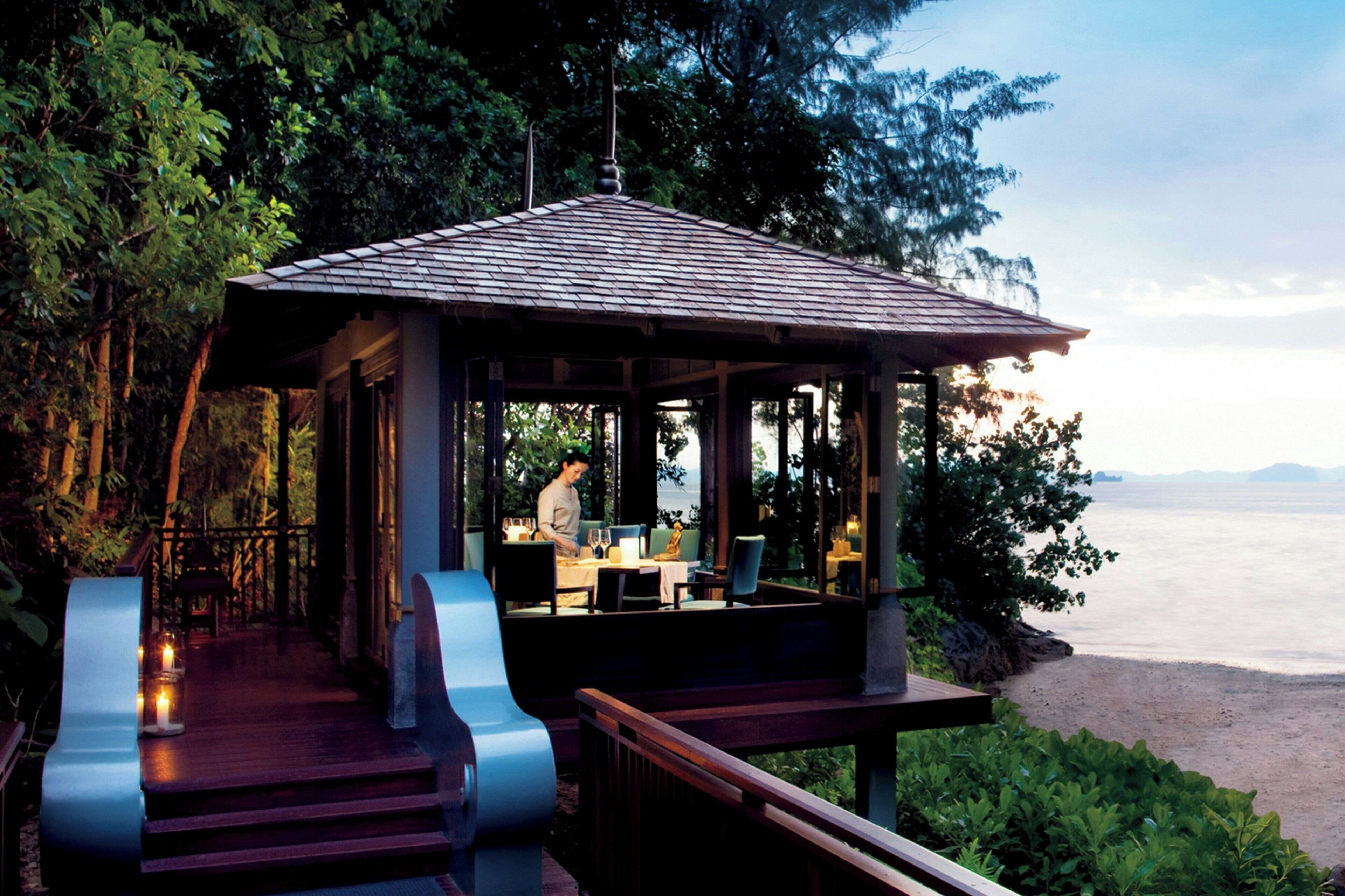 Un kiosque où un chef prépare des plats, avec vue sur une plage.